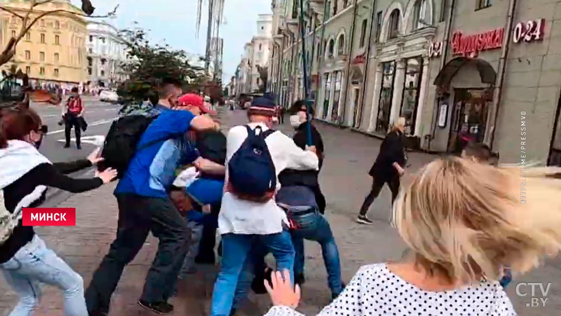 Толпа людей повредила автомобиль милиции возле площади Независимости в Минске-4