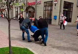 Толпа людей повредила автомобиль милиции возле площади Независимости в Минске