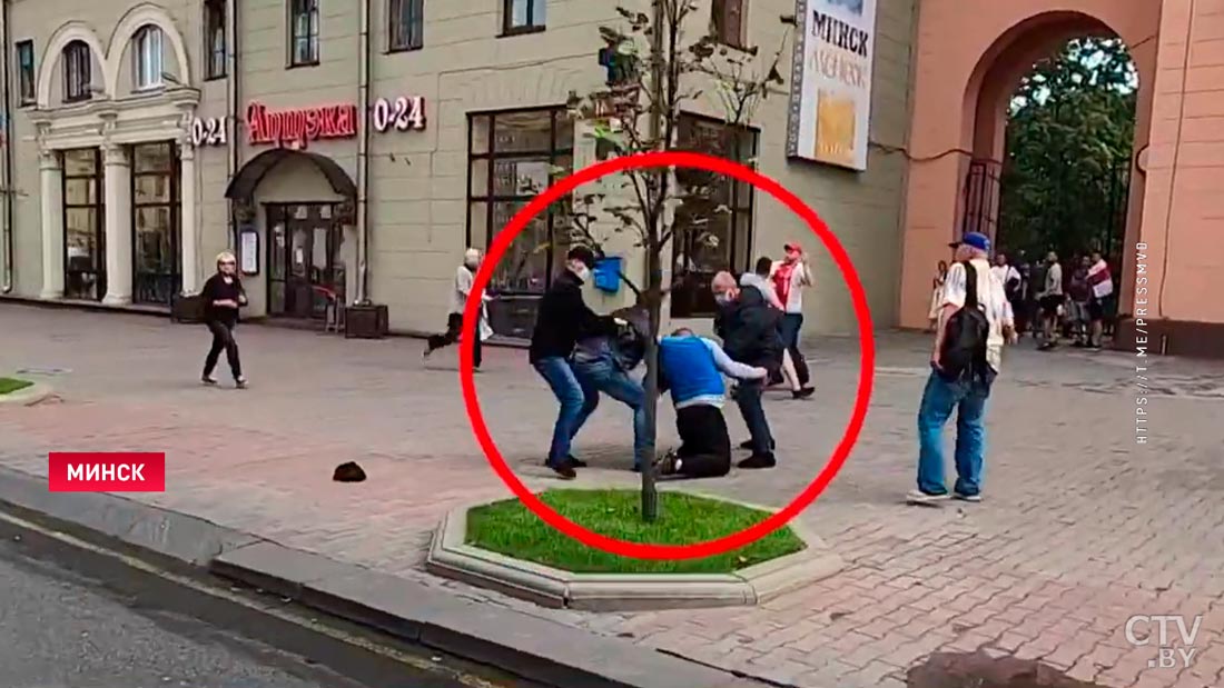 Толпа людей повредила автомобиль милиции возле площади Независимости в Минске-1