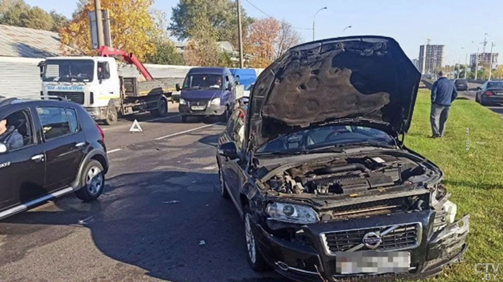 Пьяный бесправник в Минске врезался в Volkswagen, его выбросило за пределы проезжей части-1