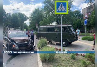 В Минске УАЗ столкнулся с Renault и вылетел на тротуар