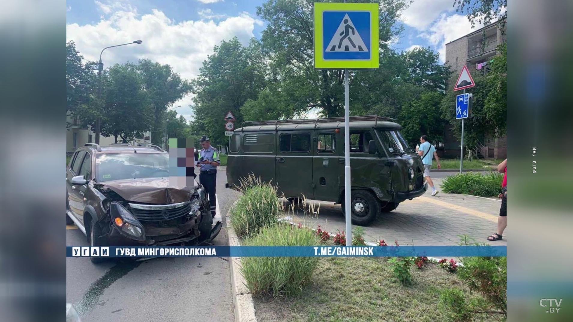 В Минске УАЗ столкнулся с Renault и вылетел на тротуар-1