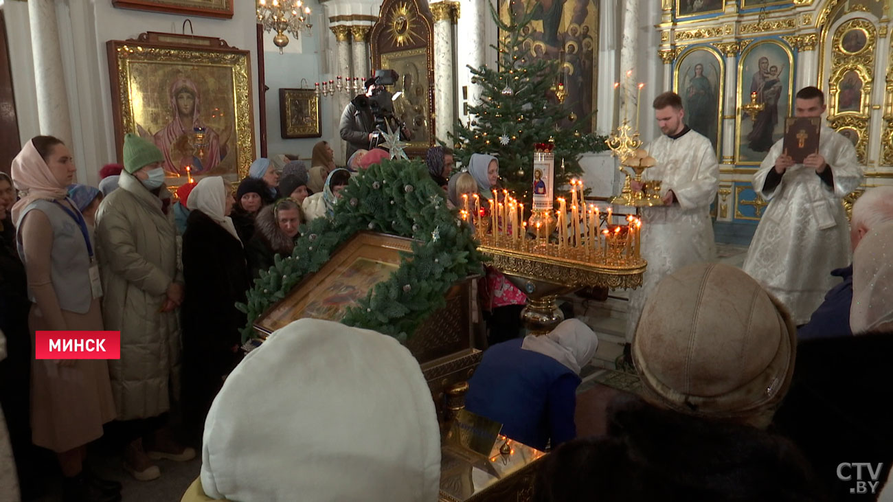 «Мы не так ждём Нового года, как этой ночи». В Минске в Кафедральном соборе началось Рождественское богослужение-13