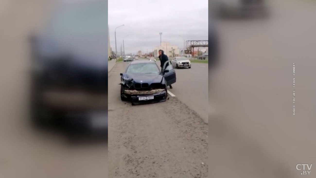 В Минске водитель BMW скрывался с места аварии с вывернутым колесом и открытым капотом-4