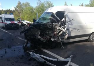 В Минском районе столкнулись два микроавтобуса, одного из водителей зажало 