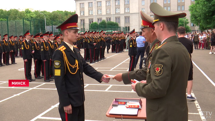 «Они осознанно идут за профессией офицера». В Минском суворовском военном училище состоялся 67-й выпуск-1