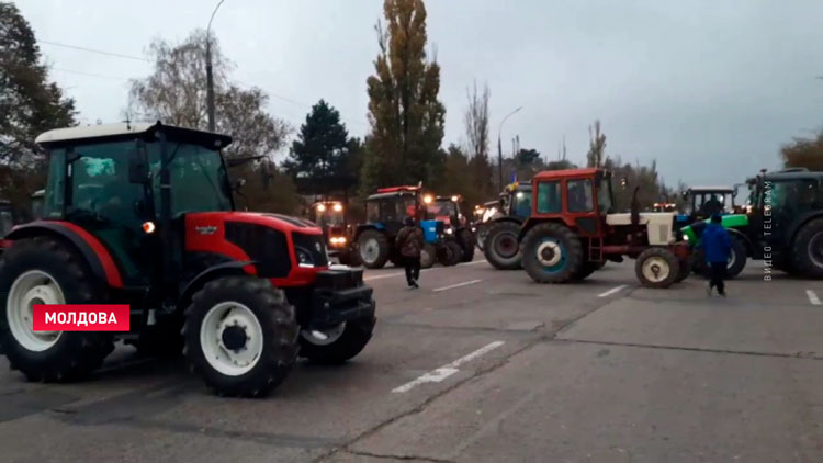 Фермеры Молдовы заблокировали дорогу в Кишинёв