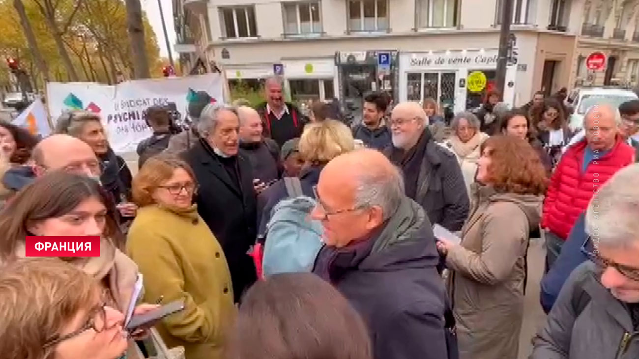 В Париже тысячи недовольных медиков и соцработников собрались перед зданием Минздрава