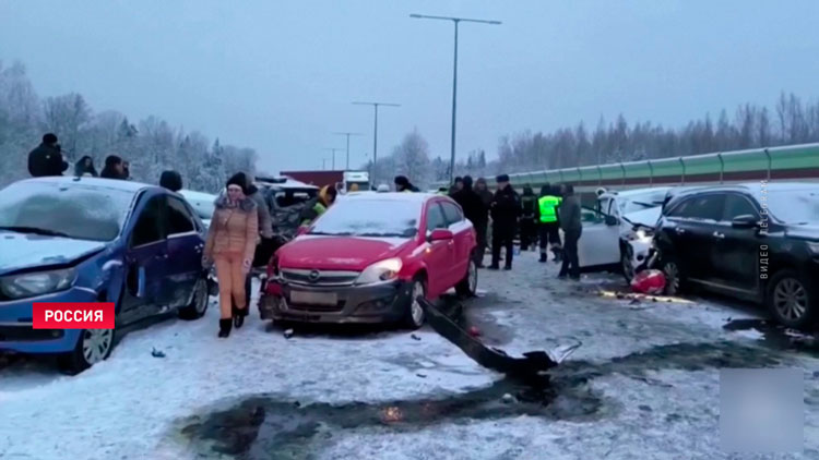 На трассе в Новгородской области столкнулись более полусотни автомобилей