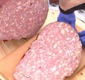 В Могилёве приготовили колбасу весом 115 кг. Показываем уникальное рождественское блюдо