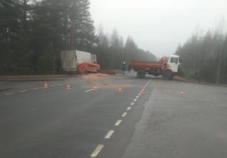В Мостовском районе при столкновении самосвала и фуры пострадал водитель