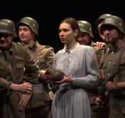 История любви белорусской девушки и немецкого солдата. В Купаловском возобновили показ спектакля «Не мой» 
