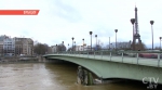 В Париже из Лувра экстренно эвакуируют экспонаты: город затопило из-за разлива Сены