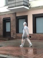 «Очень трогательный человек»: по Минску ходил мужчина в пузырьковой плёнке