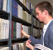 24-летний парень с инвалидностью работает библиотекарем. Что он рассказывает про свою профессию?