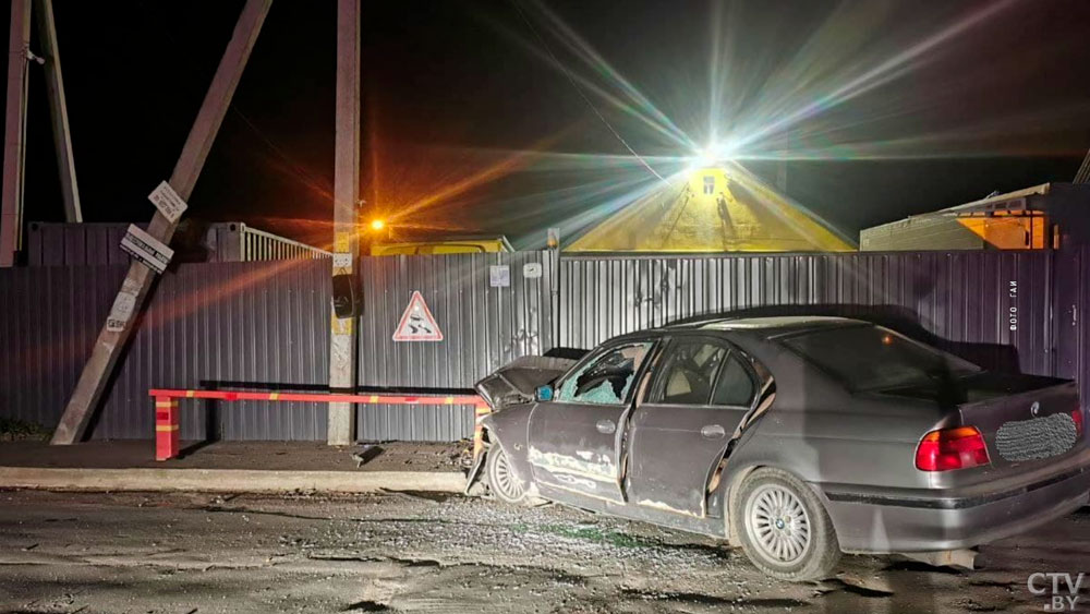 В посёлке Колядичи пьяный водитель на BMW въехал в забор, 17-летний пассажир в больнице-1
