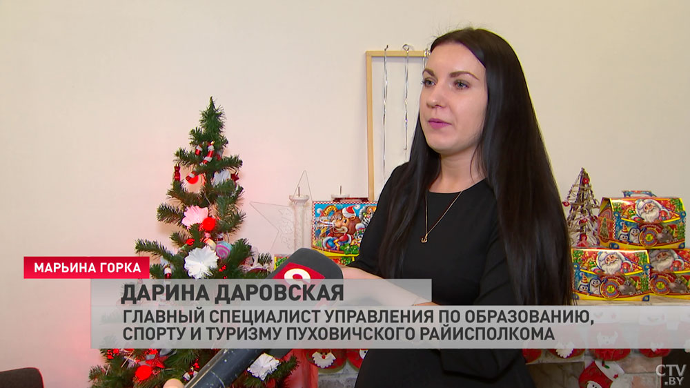 Подготовили почти 1000 подарков. В Пуховичском районе накануне Нового года для ребят устроили праздник-4