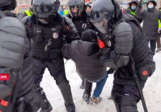 Провокаторы нападают и прячутся за спинами женщин. Что происходит на улицах российских городов?