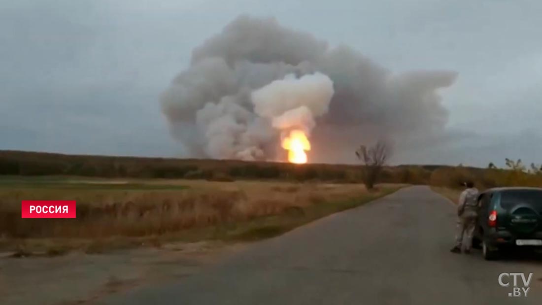 На горящем складе в Рязанской области взрываются боеприпасы. Введён режим ЧС-4
