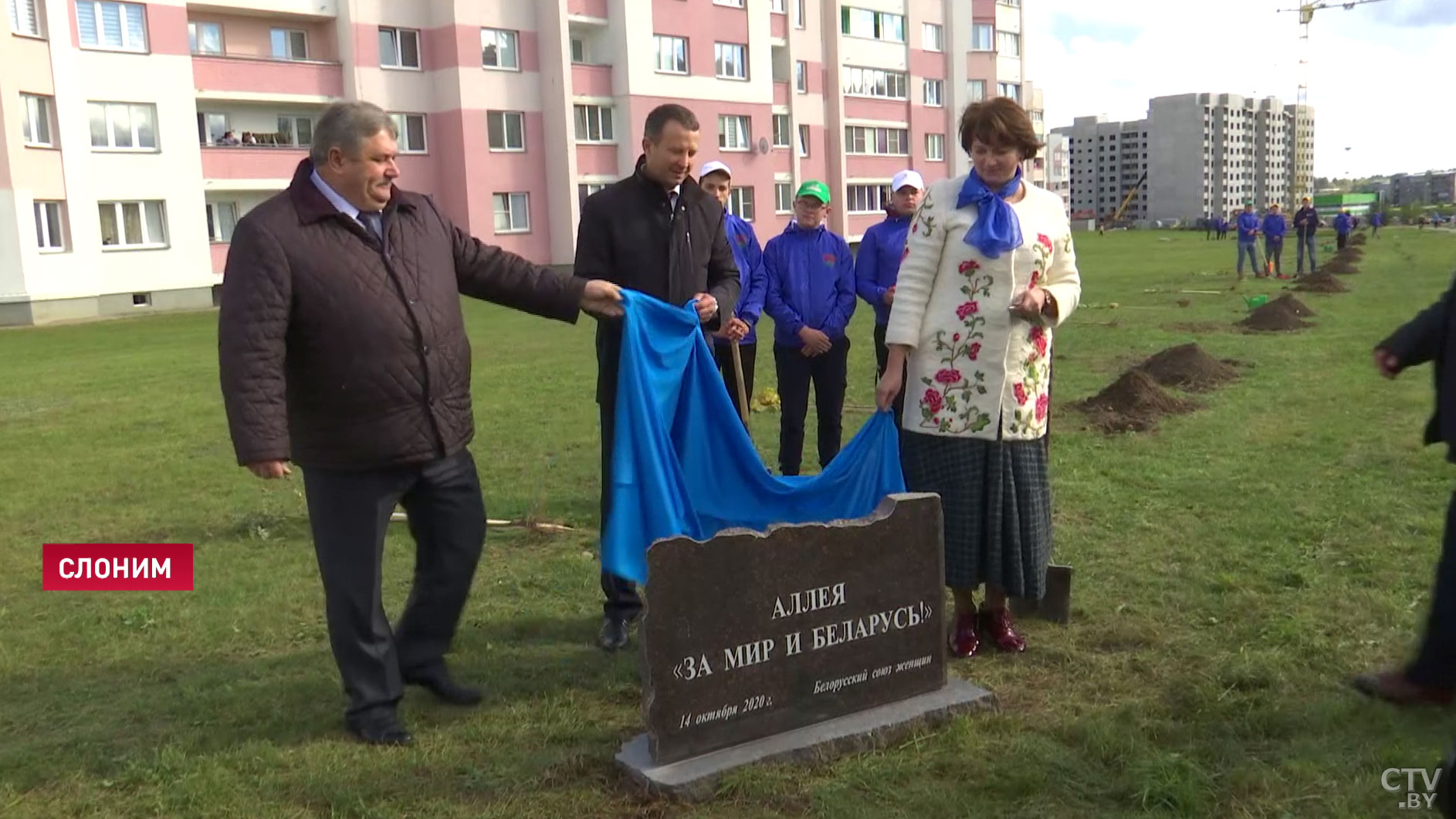 Мы, мамы, ответственны за то, чтобы жизнь была спокойной. В Слониме в День матери заложили аллею «За мир и Беларусь!»-12