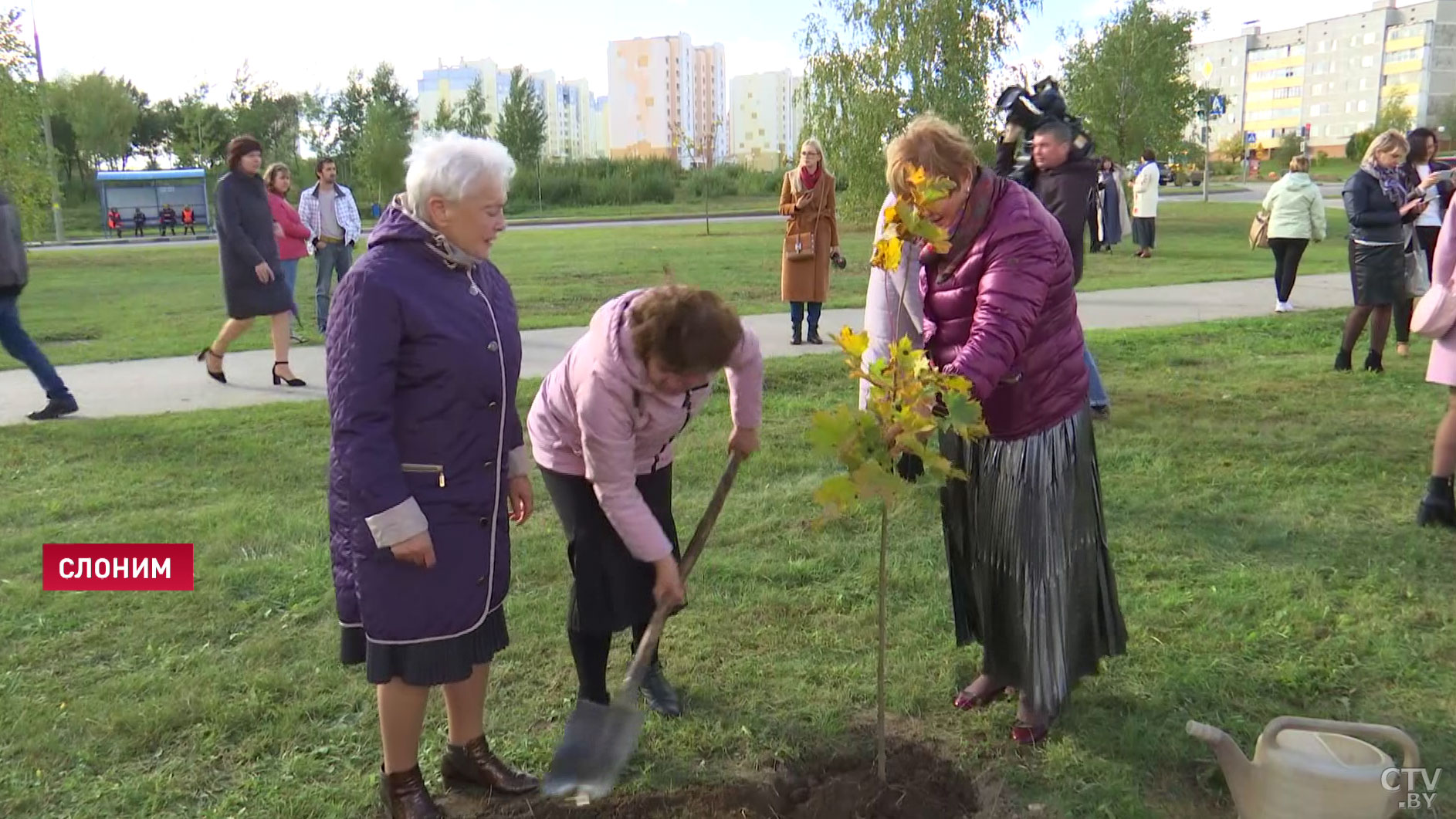 Мы, мамы, ответственны за то, чтобы жизнь была спокойной. В Слониме в День матери заложили аллею «За мир и Беларусь!»-20