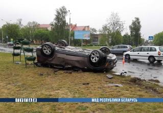 В Солигорске BMW наехал на бордюрный камень и перевернулся, водитель погиб 