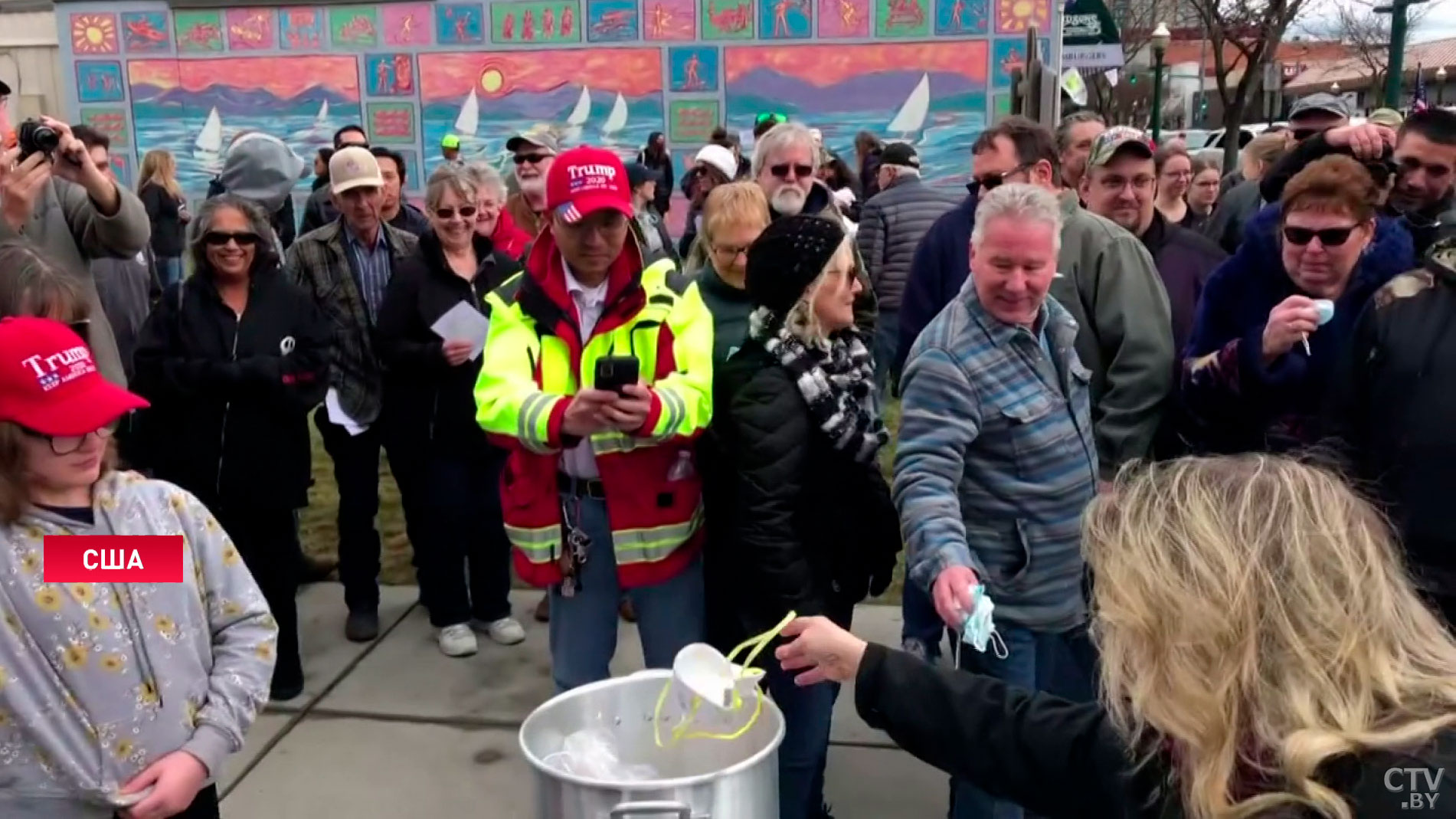 Против ограничений во время пандемии. В США демонстранты на улицах сжигали медицинские маски-1