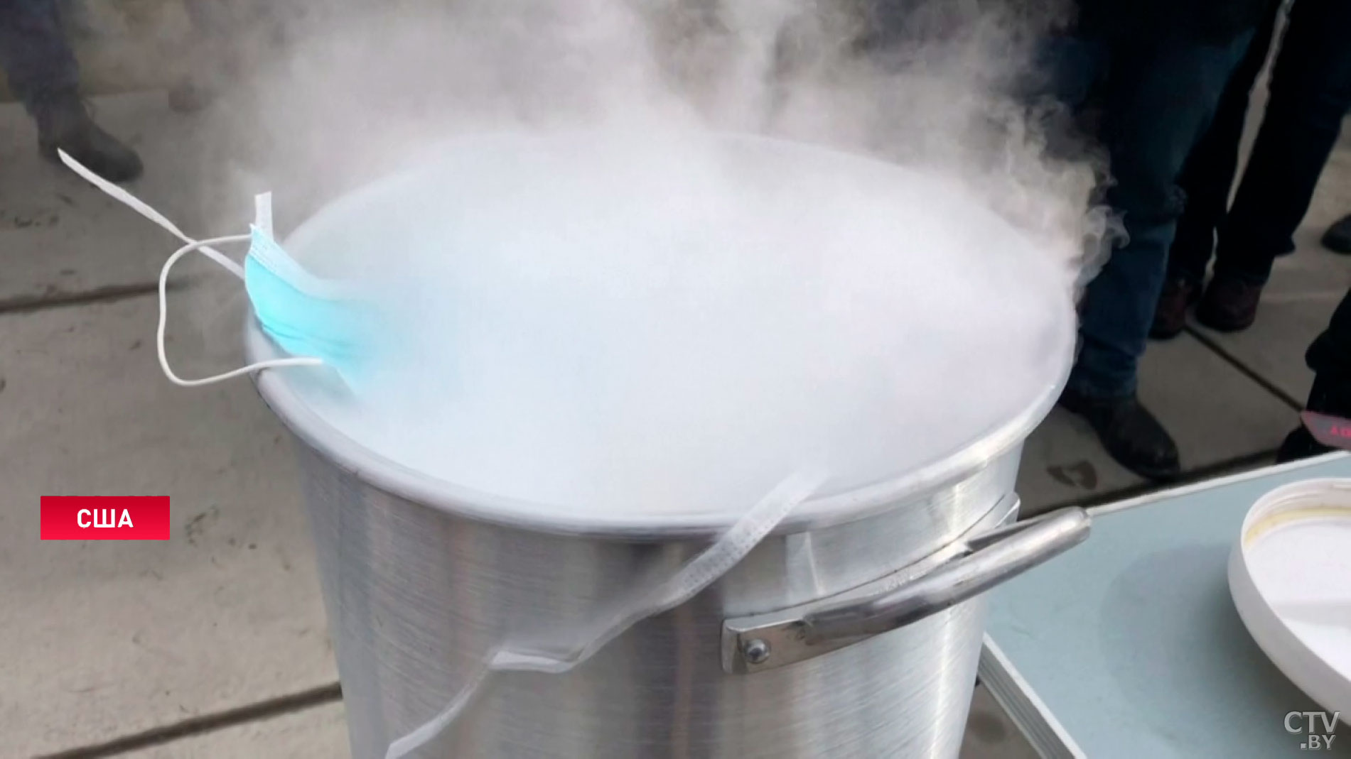 Против ограничений во время пандемии. В США демонстранты на улицах сжигали медицинские маски-4