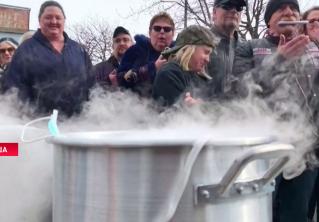 Против ограничений во время пандемии. В США демонстранты на улицах сжигали медицинские маски