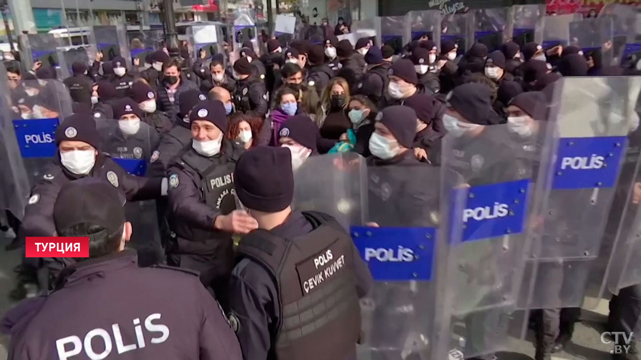 В Стамбуле не утихают протесты студентов. Они выступают против нового ректора Босфорского университета-1