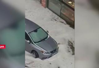 На Стамбул обрушился сильный град, который повредил десятки машин На Стамбул обрушился сильный град, который повредил десятки машин