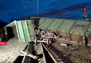 В Украине восемь вагонов поезда сошли с рельсов