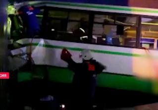 В Великом Новгороде рейсовый автобус врезался в здание университета