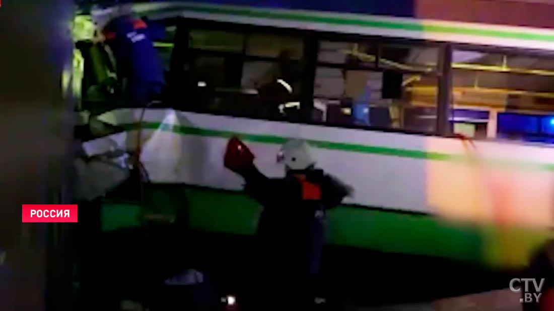 В Великом Новгороде рейсовый автобус врезался в здание университета-1 В Великом Новгороде рейсовый автобус врезался в здание университета-1