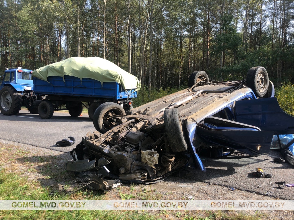 В Ветковском районе Mazda при обгоне трактора врезалась в прицеп -4