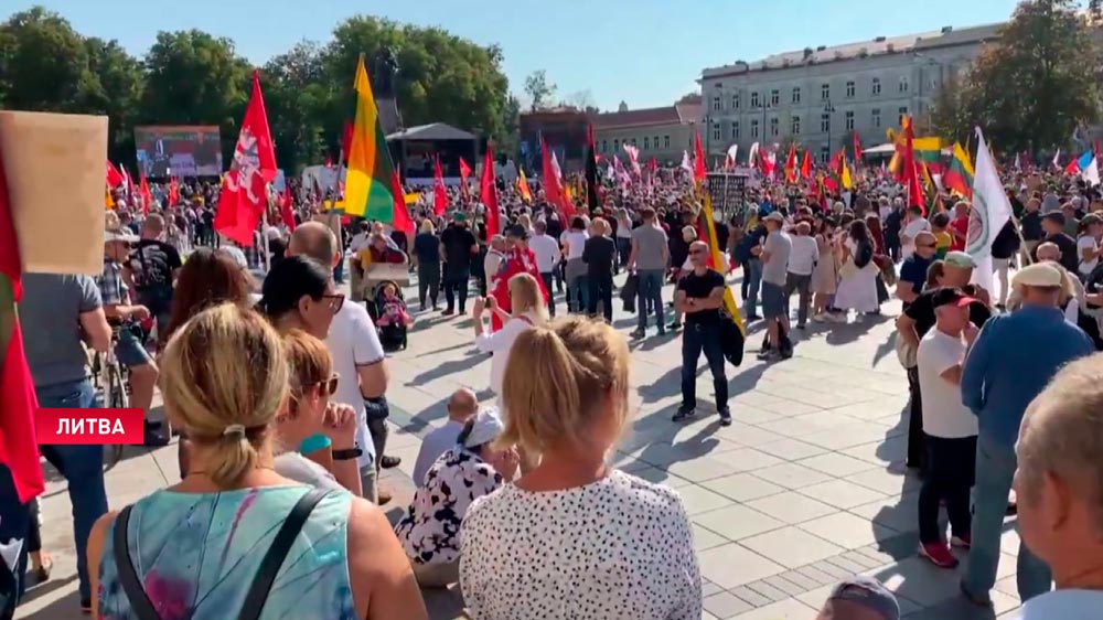 В Литве собираются ввести ограничения для невакцинированных граждан. В Вильнюсе проходит митинг-1