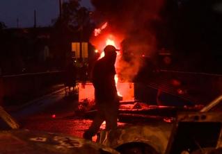 В заморских департаментах Франции протесты переросли в пожары и грабежи