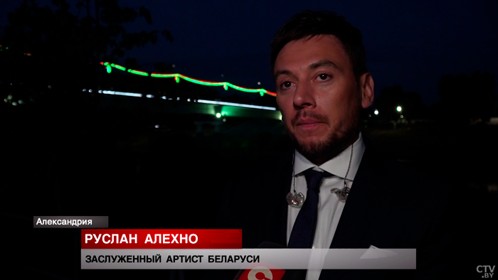 «Не надо на меня лаять, потому что я лаять могу сильней». Елену Ваенгу приветствовал шпиц в Александрии-10