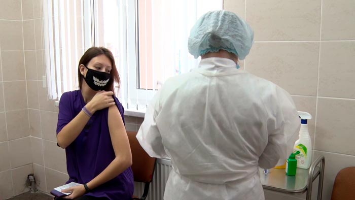 Прививку от коронавируса поставили 62% белорусов. Почему период спада болезни – лучшее время для вакцинации?