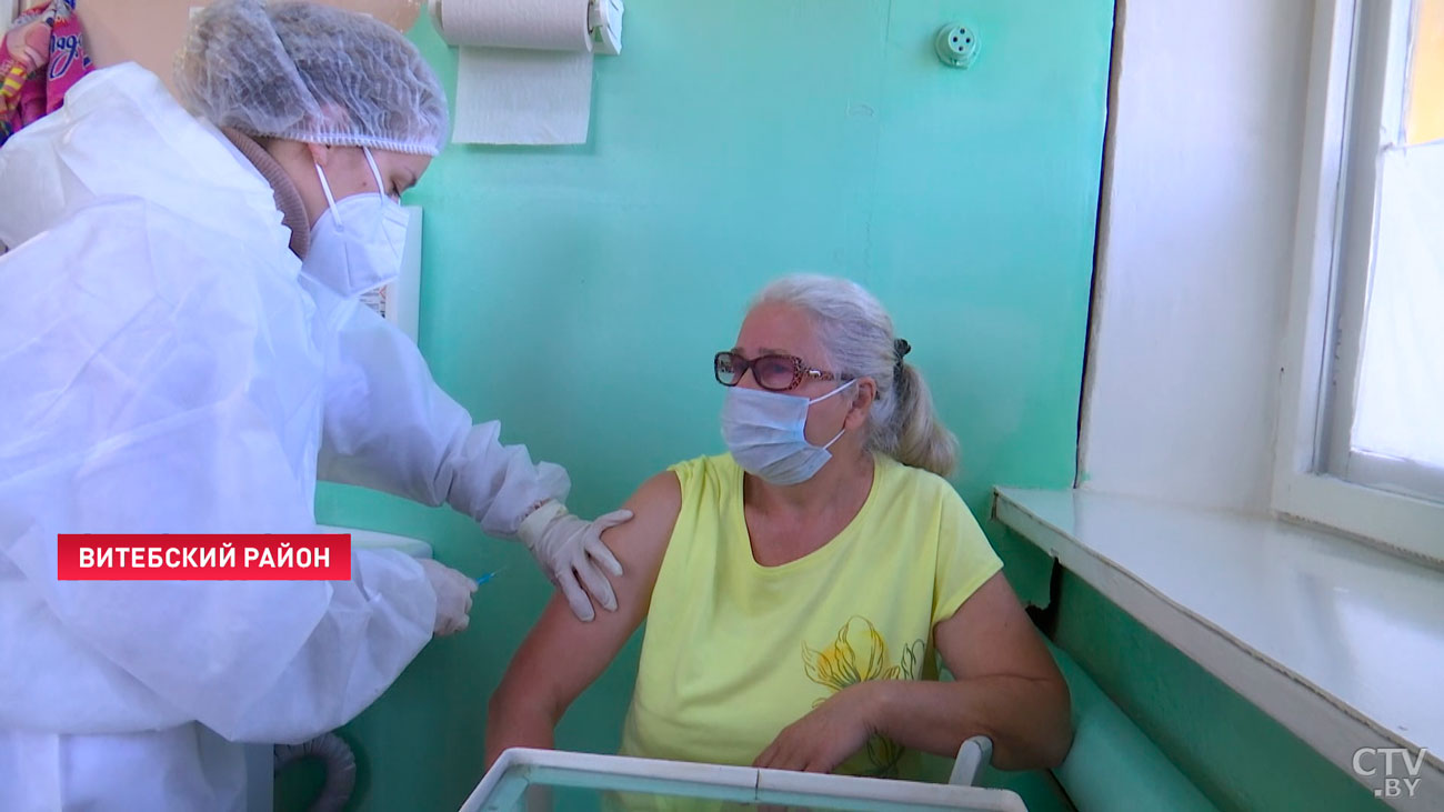 «Только так мы можем победить пандемию». Как волонтёры Красного Креста помогают медикам в вакцинации?-13