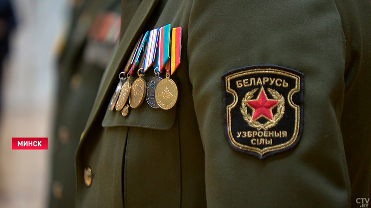 «Вам предстоит эффективно решать сложные и ответственные задачи». Александр Лукашенко обратился к выпусникам военных вузов -1