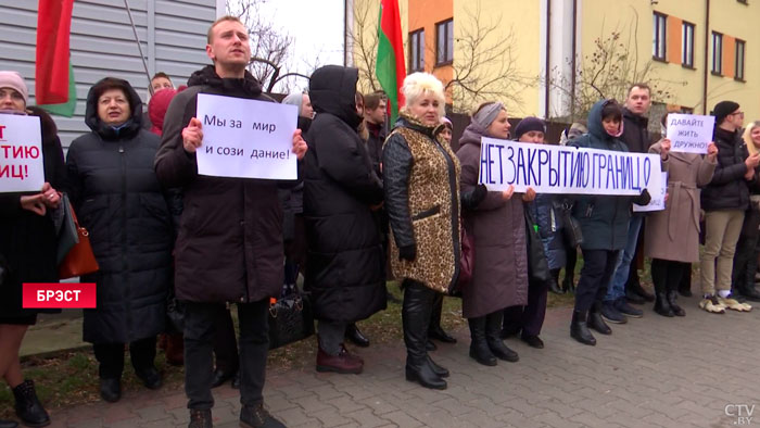 Варшава можа цалкам зачыніць мяжу з Беларуссю. Жыхары Брэста выйшлі да польскага консульства-10