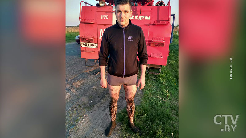 «Чтобы люди не проходили мимо чужой беды». Сотрудник МЧС Василий Гладкий спас людей из упавшего в водоём автомобиля-7