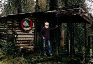 Вдалеке от цивилизации. Мужчина 40 лет прожил в лесу и переезжать не собирается