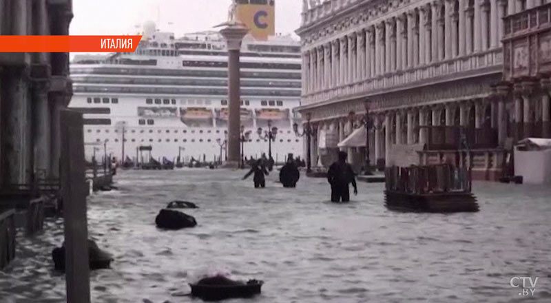 Венеция уходит под воду: затоплен исторический центр города-4