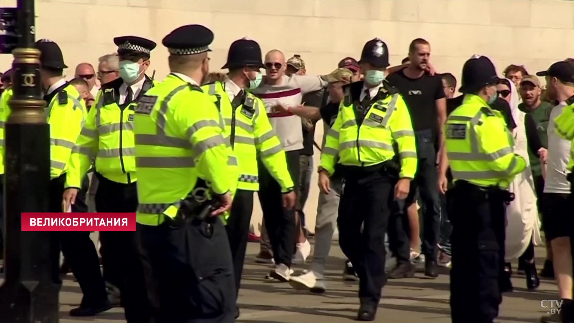 В Лондоне на митинге против карантина и вакцинации от коронавируса задержали более 30 человек-1