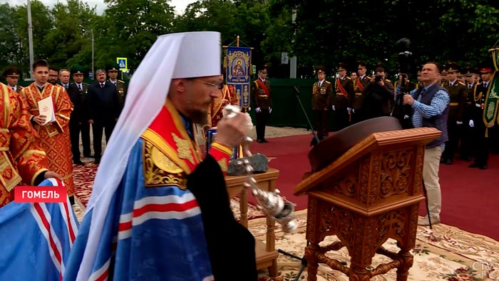 «Этот труд заслуживает всяческой похвалы». Митрополит Вениамин наградил медиков медалями белорусских святых-7