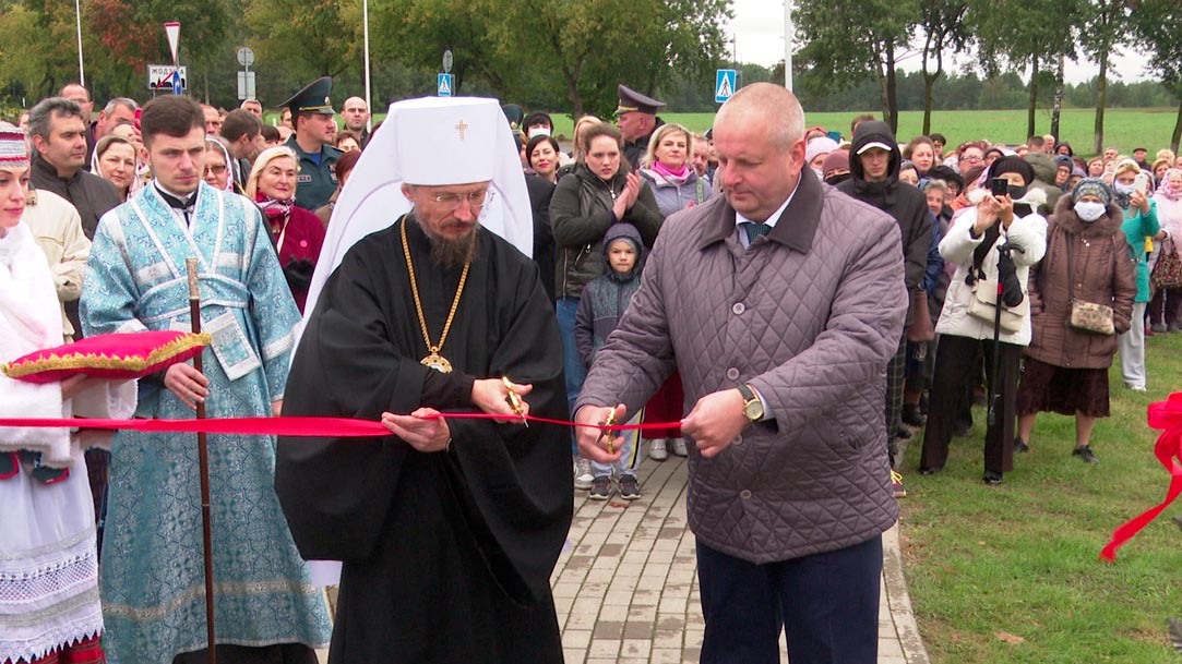 Митрополит Вениамин благословил скульптуру Божьей Матери в Жодино. Посмотрите, как она выглядит