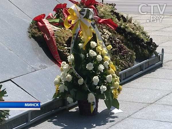 Посланник Папы Римского кардинал Жан-Луи Торан возложил венок к монументу Победы в Минске Посланник Папы Римского кардинал Жан-Луи Торан возложил венок к монументу Победы в Минске