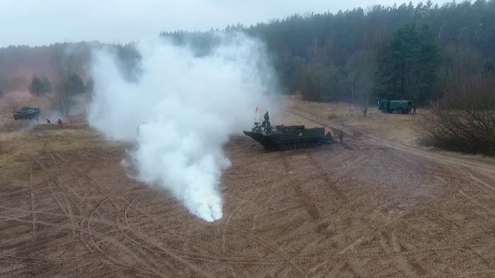 Около 20 единиц военной спецтехники и паромы. Возле Гродно прошли масштабные военные учения